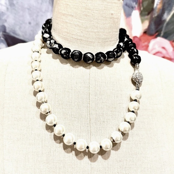 **2 necklaces in 1-Wear it 3 Ways** WHBM Long Black Lace Wrapped Pearl Necklace - Picture 13 of 16